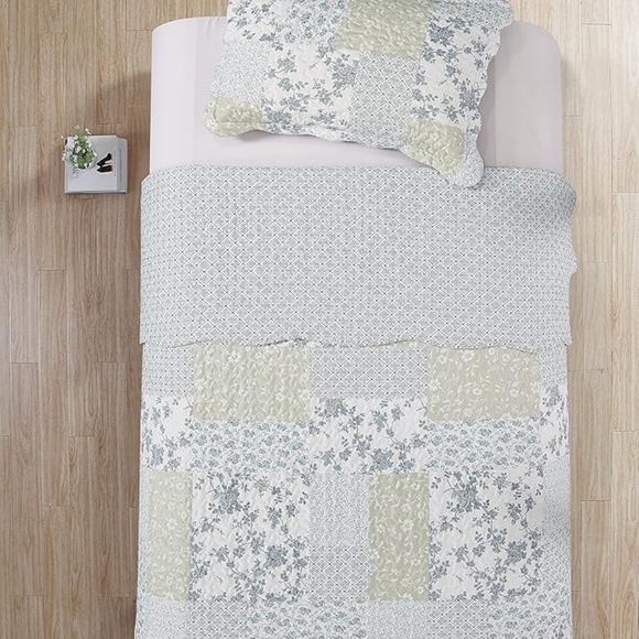 Brilliant Sunshine Multi Blue and Beige Floral Patchwork 2 pc Twin Quilt Set NIP - Picture 4 of 9